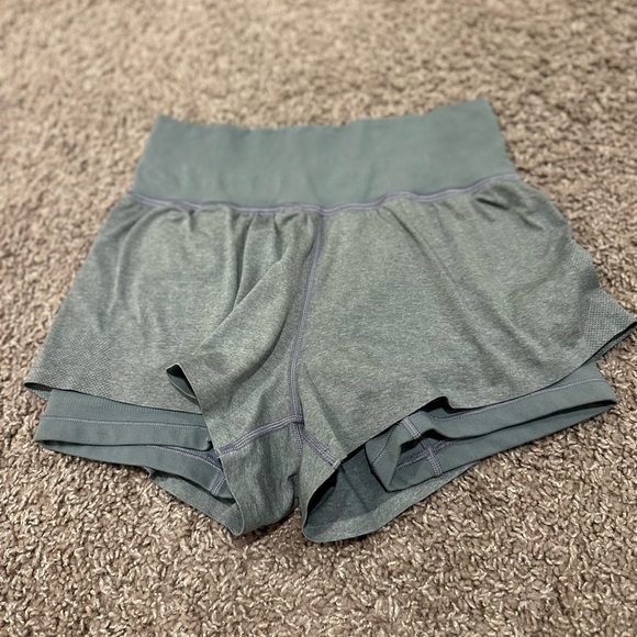 Lululemon Seamless Moves Short 2.5” Magnet Grey , size 4 - Picture 3 of 9